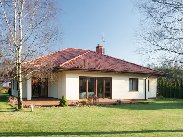 Hausbau, Haus bauen, Bungalowhaus, Foto: iStock/KatarzynaBialasiewicz