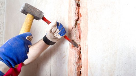 Kabel werden mit Hammer und Meißen freigelegt: Foto: VRD / stock.adobe.com