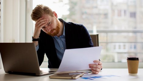 Zwangsversteigerung verhindern, Zwangsversteigerung abwenden, Antrag auf einstweilige Einstellung, Foto: iStock.com / milanvirijevic