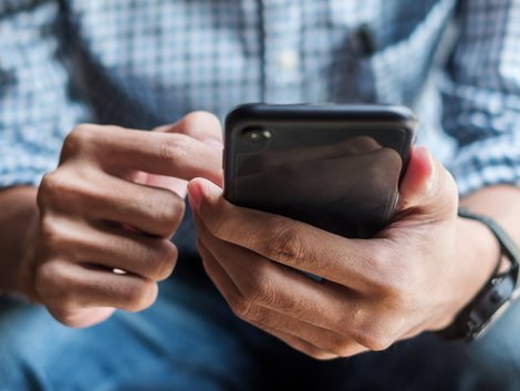 Diskriminierung auf dem Wohnungsmarkt, Mann tippt auf Smartphone, Foto: Jo Panuwat D/stock.adobe.com
