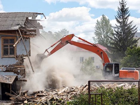 enovierungskosten, Renovierungsfalle Hauskauf, Schwarzbau, Abriss eines Hauses durch einen Bagger, Foto: Mr. Twister/stock.adobe.com