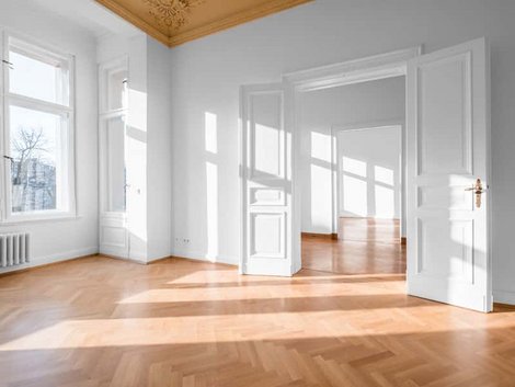 Kaufvertrag, leere Altbauwohnung, sonnendruchflutet, Foto: Hanohiki / stock.adobe.com