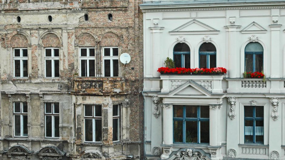 Instandhaltungsrücklage, ein Foto von zwei aneinandergrenzenden Mehrfamilienhäusern, wobei die Fassade des linken sehr kaputt ist während das rechte frisch saniert aussieht, Foto: Matthias Krüttgen / stock.adobe.com