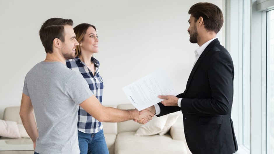 Mietaufhebungsvertrag, Paar schüttelt dem Vermieter in der Wohnung die Hand, Foto: fizkes / stock.adobe.com