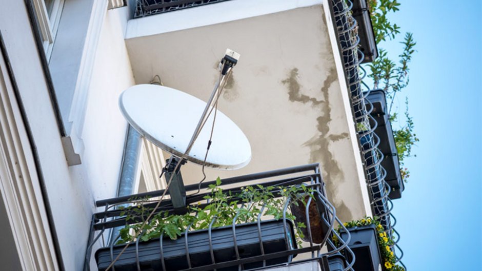 Satellitenschüssel, Satellitenschüssel am Balkon, Foto: cineberg / stock.adobe.com