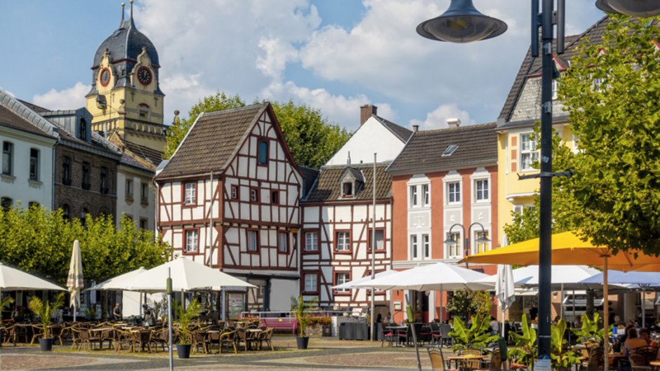 Maklerprovision, Blick auf Altstadt mit Cafes und Restaurants, Foto: HeinzWaldukat / stock.adobe.com