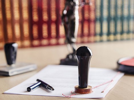 Wohnrecht, Vertrag, Notar, Foto: iStock/ djedzura