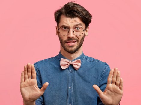 Immobilie geerbt, Erbe ausschlagen, Mann hält ablehnend die Hände vor den Körper, Foto: Wayhome Studio/stock.adobe.com