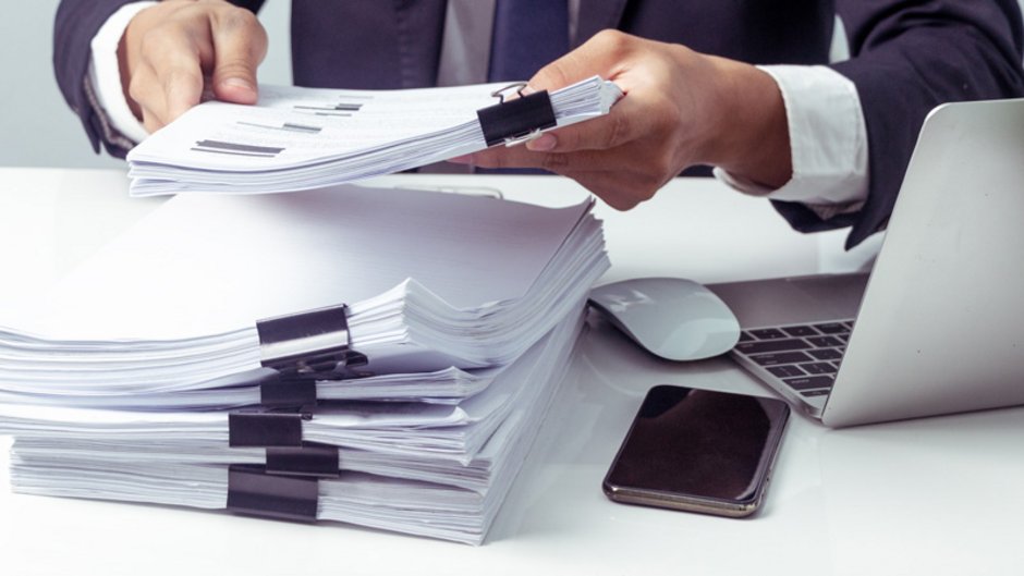 Unbedenklichkeitsbescheinigung, Unterlagen auf Schreibtisch, Foto: JaRiRiyawat / stock.adobe.com