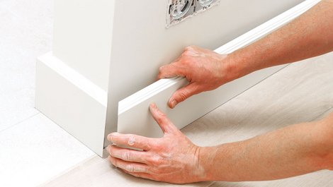 Neue Fußleisten werden angebracht. Foto: istock.com / KatarzynaBialasiewicz