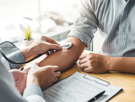 Auswandern Spanien, ein Arzt untersuch einen Patienten mit einem Stethoskop, Foto: joyfotoliakid/adobe.stock.com