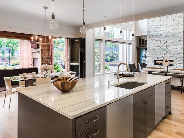 Fotos, Küche, Wohnzimmer, Besichtigungstouristen, Foto: iStock.com / Justin Krug