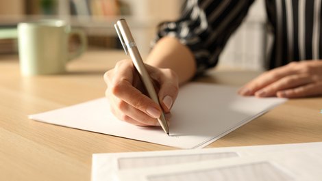 Wohnung gewerblich nutzen, formloses Schreiben an Vermieter, Foto: iStock.com / Pheelings Media