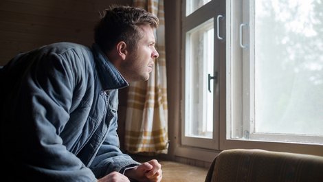 Einbruchschutz, Nachbarin sieht aus Fenster, Wachsamkeit, Foto: koldunova_anna / adobe.stock.com