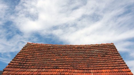 altes Haus kaufen, Dach, Ziegel, Foto: finecki / stock.adobe.com