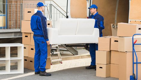 Eine Couch wird verladen. Foto: iStock.com / AndreyPopov