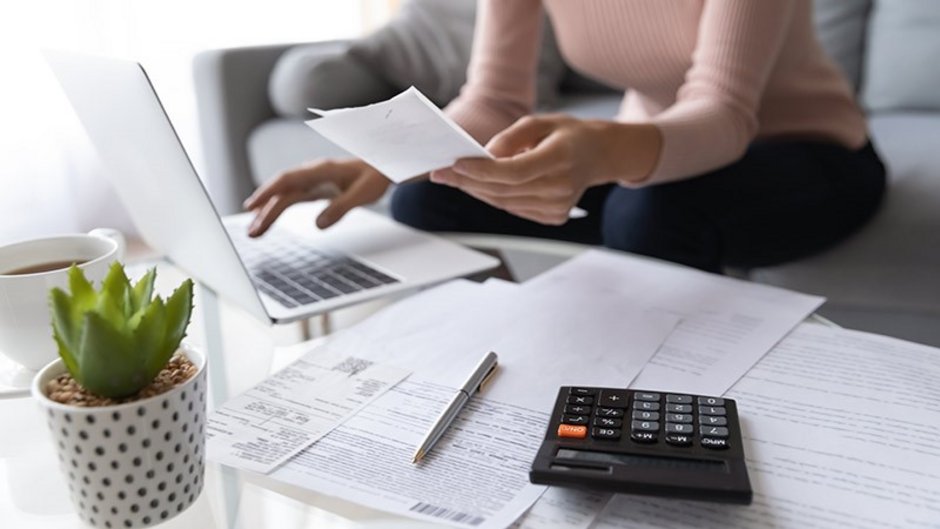 Unterlagen, Gewerbeanmeldung, Gewerbeschein, Foto: istock / fizkes