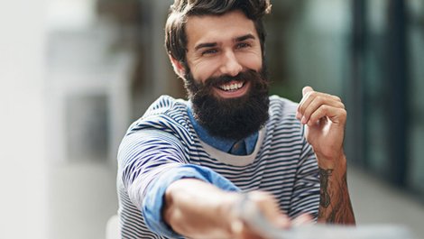 Alt-Tag: Wohnungsbewerbung, Bewerbermappe, Mieter erhält eine positive Referenz; Foto: iStock.com / PeopleImages