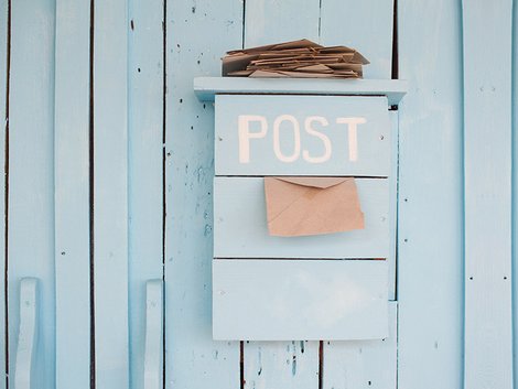 Provisionssplit, Nachkaufmarketing, Glückwunschkarte, Makler, ein Briefkasten mit einem Briefumschlag, Foto: timonko/stock.adobe.com