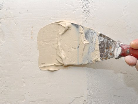 Tapezieren, Löcher spachteln, Foto: kilukilu/fotolia.com