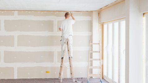 Wann dem Mieter eine Renovierung zusteht, Maler steht auf Leiter und verputzt Wand, Foto: contrastwerkstatt / stock.adobe.com
