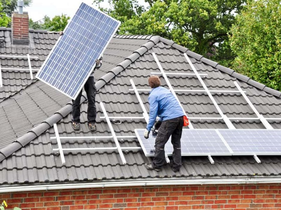 Photovoltaik-Anlage, Montage, Foto: Marco2811/AdobeStock.com