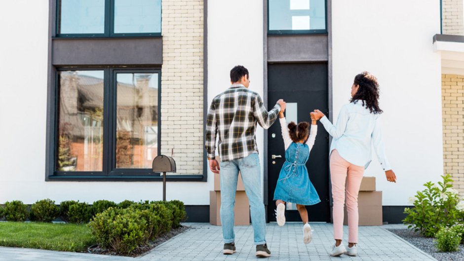 Wohnimmobilienkreditrichtlinie, Familie läuft auf ihr neues Haus zu, Foto: LIGHTFIELD STUDIOS / stock.adobe.com