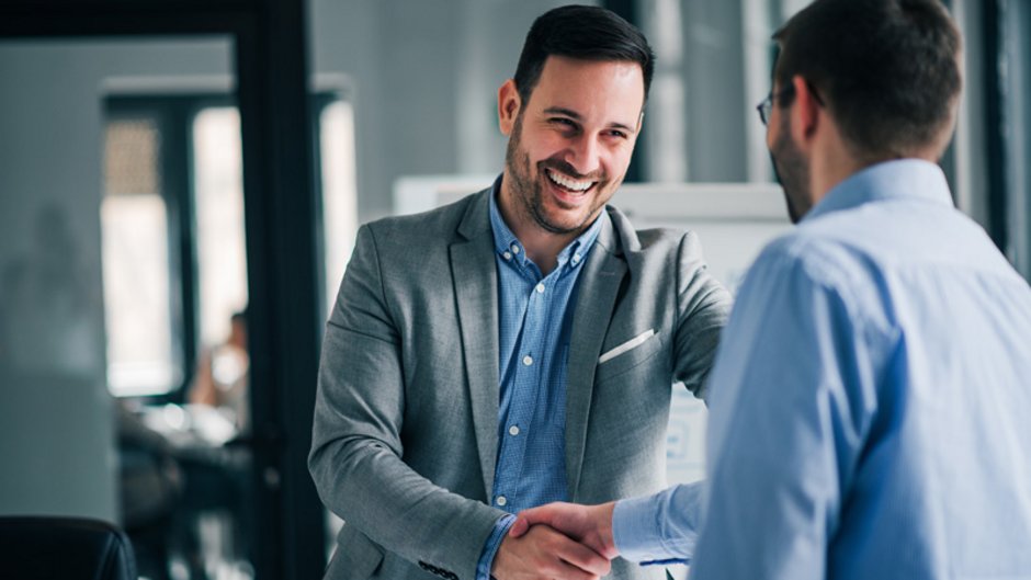 Arbeitgeberdarlehen, Handshake zwischen zwei Männern, Foto: bnenin / stock.adobe.com