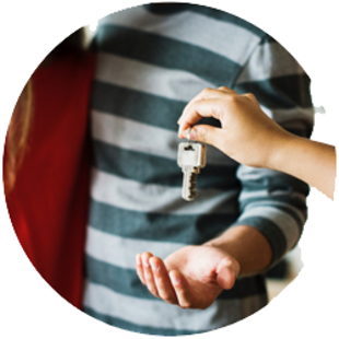 Immobilie geerbt, vermieten, Erbe übergibt Mietern den Schlüssel, Foto: rawpixel/unsplash.com