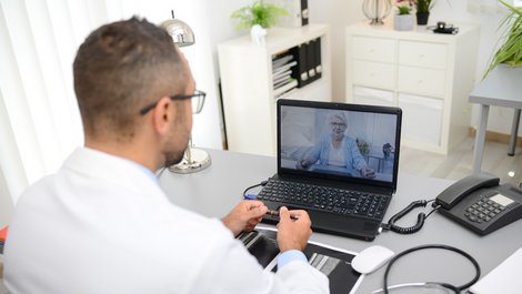 Stadtflucht, Arzt spricht über Webcam mit einer älteren Patientin, Foto: W PRODUCTION / stock.adobe.com