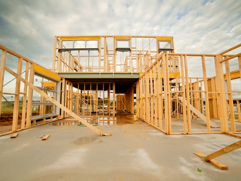 Auswandern Australien, Ein Rohbau, dessen Holzskelett sichtbar ist, Foto: iStock.com/jandrielombard