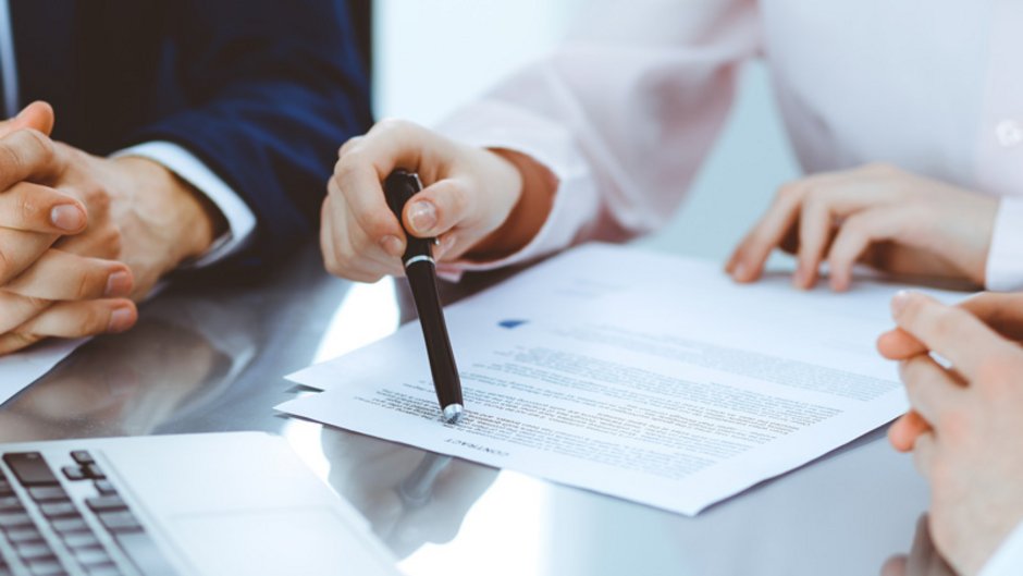 Arbeitgeberdarlehen, drei Personen gehen eine Vertrag durch, Foto: rogerphoto / stock.adobe.com
