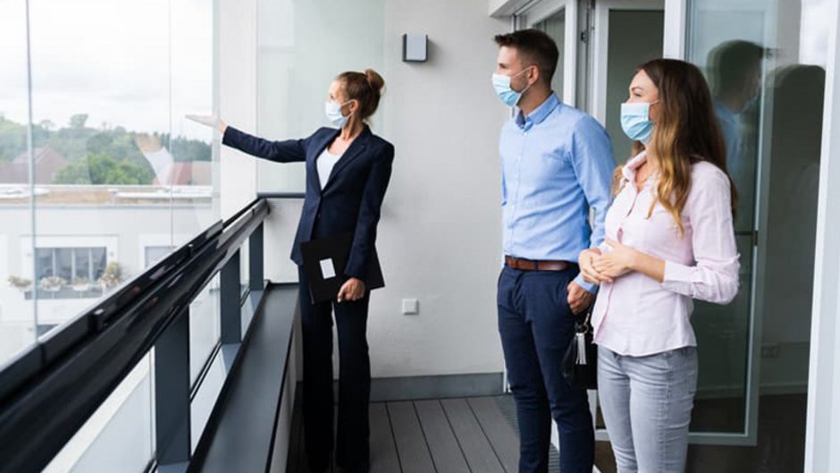 Wohnungsbesichtigung Corona, Maske, Mieter, Interessenten, Foto: iStock.com / AndreyPopov