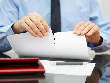 Restschuldversicherung, kündigen, Mann zerreißt Papier, Foto: Bacho Foto / fotolia.com