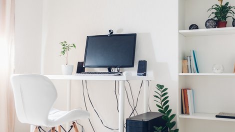 Homeoffice steuerlich absetzen, Arbeitsplatz in Zimmerecke mit PC, Schreibtisch und Stuhl, Foto: maryviolet / stock.adobe.com