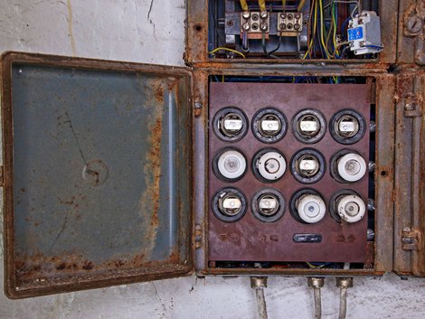 Renovierungskosten, Renovierungsfalle Hauskauf, ein alter Sicherungskasten, Foto: mitifoto/stock.adobe.com