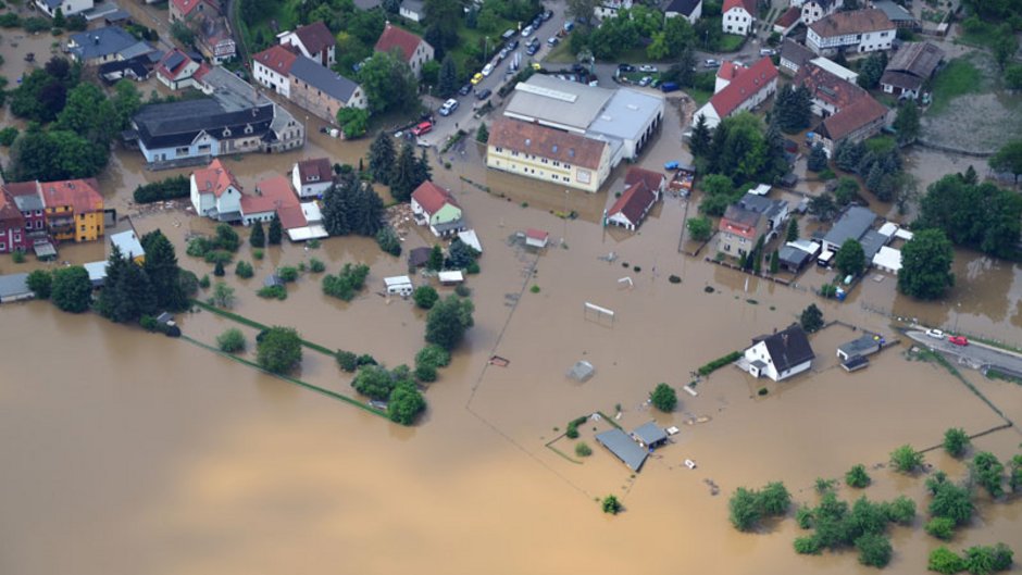 Elementarversicherung, Luftaufnahme von Thieschitz aus dem Juni 2013 als der Stadtteil überschwemmt war, Foto: mb67 / stock.adobe.com