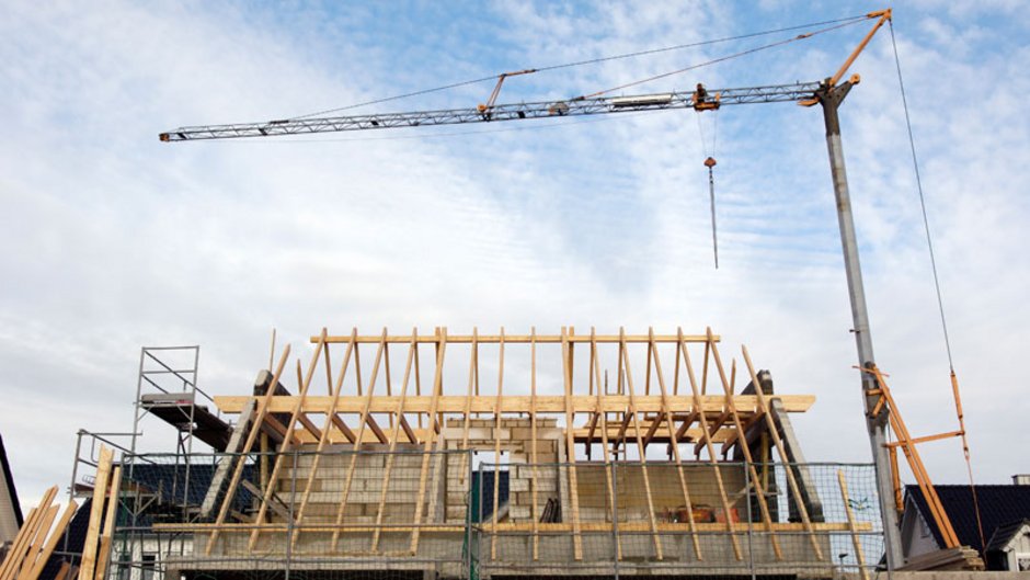 Sonder-AfA, Sonderabschreibung, Abschreibung neu geschaffener Wohnraum, Baustelle bei einem Wohnhaus mit neuem Dachstuhl, Foto: iStock.com / acilo