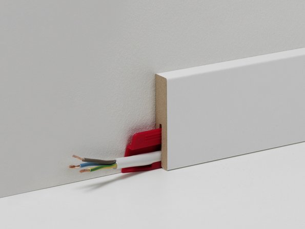Kabel verstecken, Kabel in der Sockelleiste, Foto: Parador
