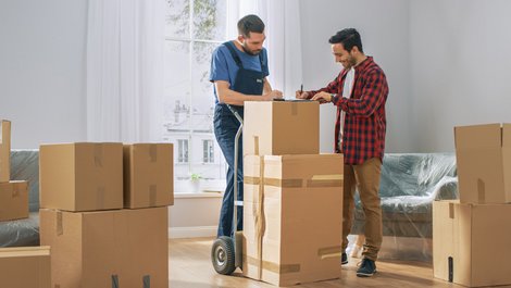 Bei Umzug Steuern sparen, Möbelpacker liefert das Umzugsgut, Foto: Gorodenkoff/stock.adobe.com