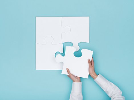Immobilie geerbt, Erbauseinandersetzung, Mann nimmt sich ein Teil aus einem Puzzle, Foto: stokkete/stock.adobe.com