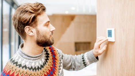 Mietmangel, defekte Heizung, Mann stellt Thermostat ein, Foto: rh2010 / stock.adobe.com