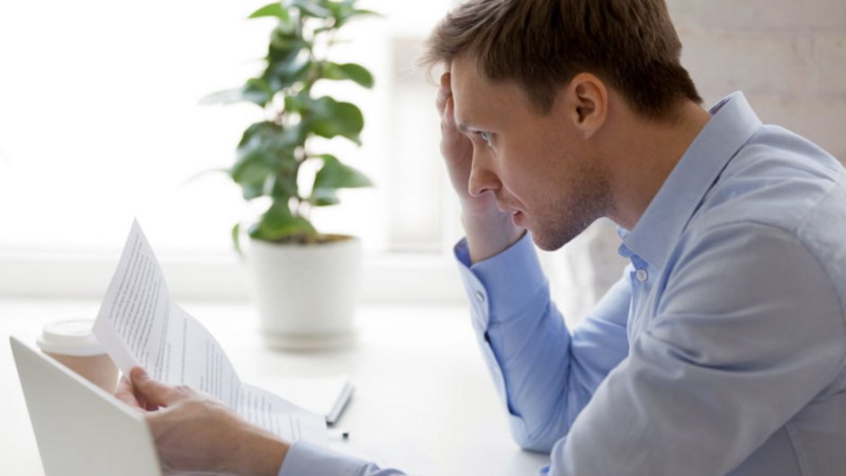 EnEV-Abmahnungen, Mann liest Brief, Foto: iStock.com / fizkes