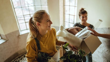 Helfer tragen Möbelkisten. Foto: iStock.com / AleksandarNakic