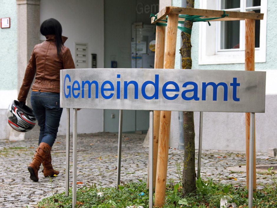 Auswandern in die USA, Eine Frau geht ins Gemeindeamt, Foto: Gina Sanders/fotolia.com