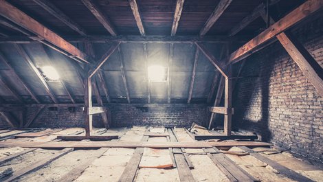 Altes Haus kaufen, Dachboden, Dachdämmung, Foto: hanohiki / stock.adobe.com