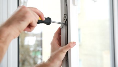 Eine Person justiert die Fenster. Foto: New-Africa / stock.adobe.com
