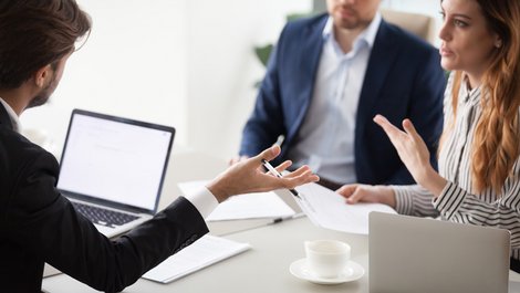 Zwangsversteigerung verhindern, Gespräch mit der Bank, Foto: iStock.com / fizkes