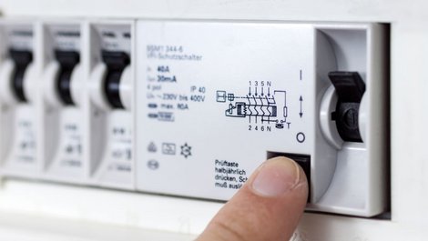 altes Haus kaufen, FI-Schalter, Foto: marcus hoffmann / adobe.stock.com