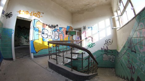 Graffitis im Treppenhaus, Foto: Marcin-Adrian / stock.adobe.com